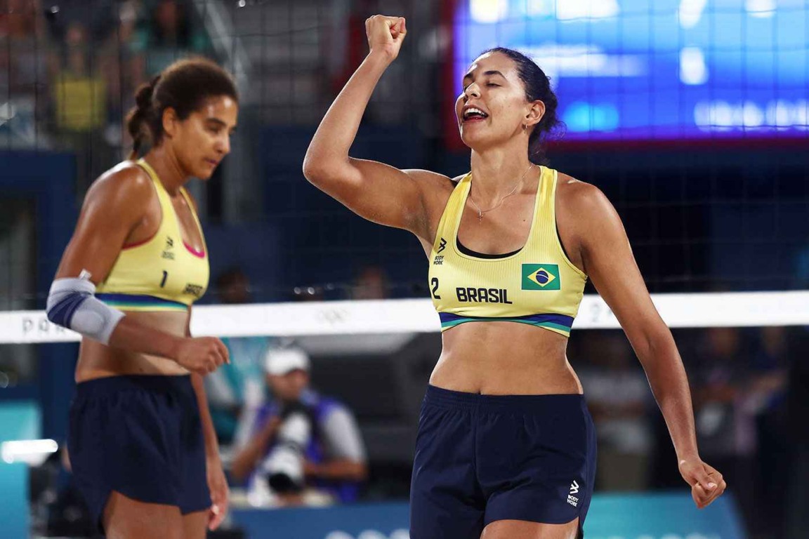 Duda celebra ponto enquanto Ana Patrícia se posiciona durante a final de vôlei de praia em Paris 2024.