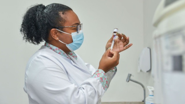 Profissional de Saúde prepara dose de vacina que será aplicada; novos grupos foram acrescentados à vacinação contra Influenza (Foto: Prefeitura de Jundiaí)