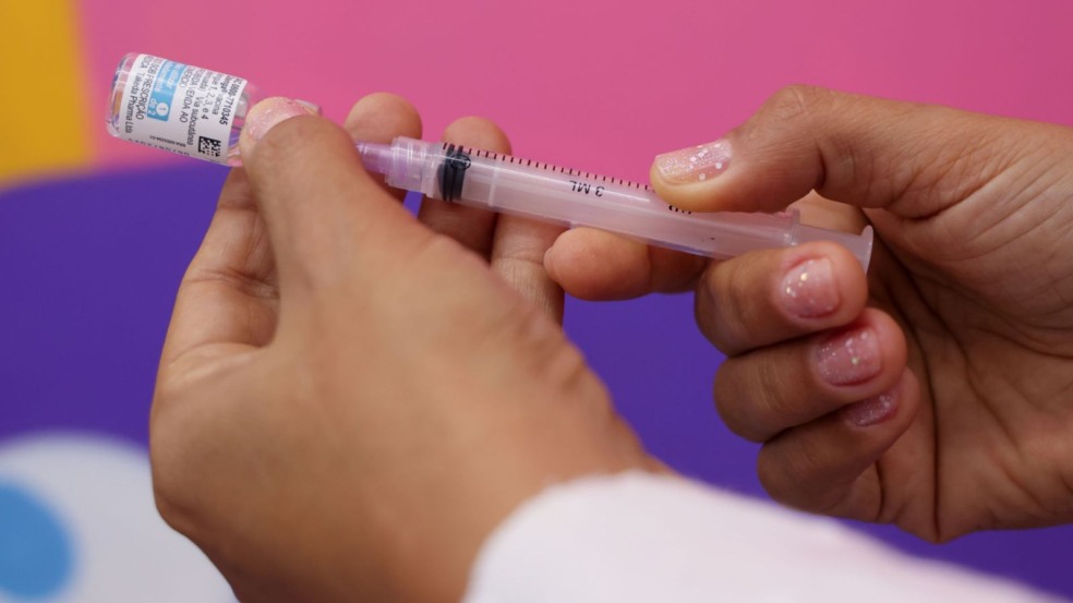 Administração de vacina contra dengue em Jundiaí