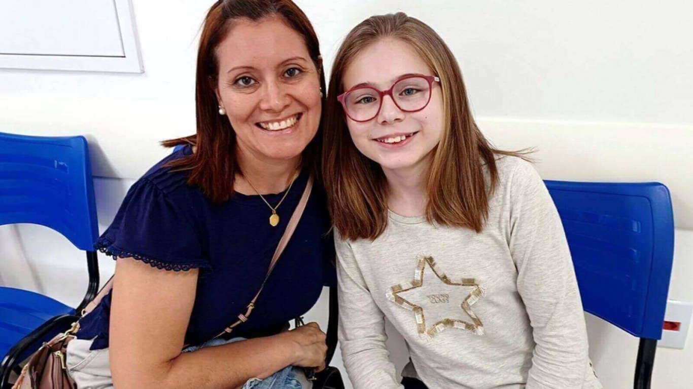 Mãe e filha em unidade de saúde para vacinação contra a dengue em Jundiaí