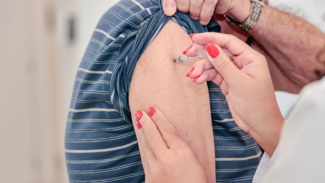 Homem tomando vacina