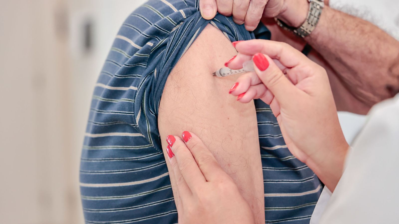 Homem tomando vacina