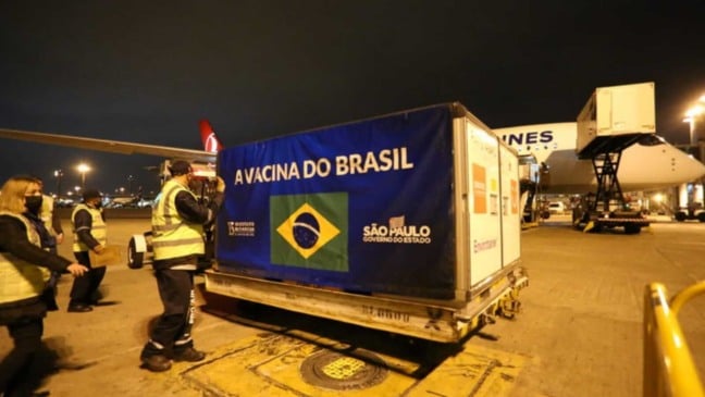Carregamento de doses de vacina Coronavac desembarcando em São Paulo