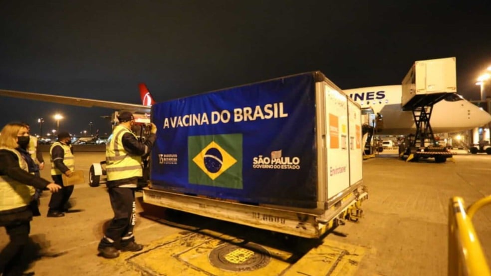 Carregamento de doses de vacina Coronavac desembarcando em São Paulo