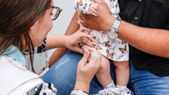 Neném tomando vacina