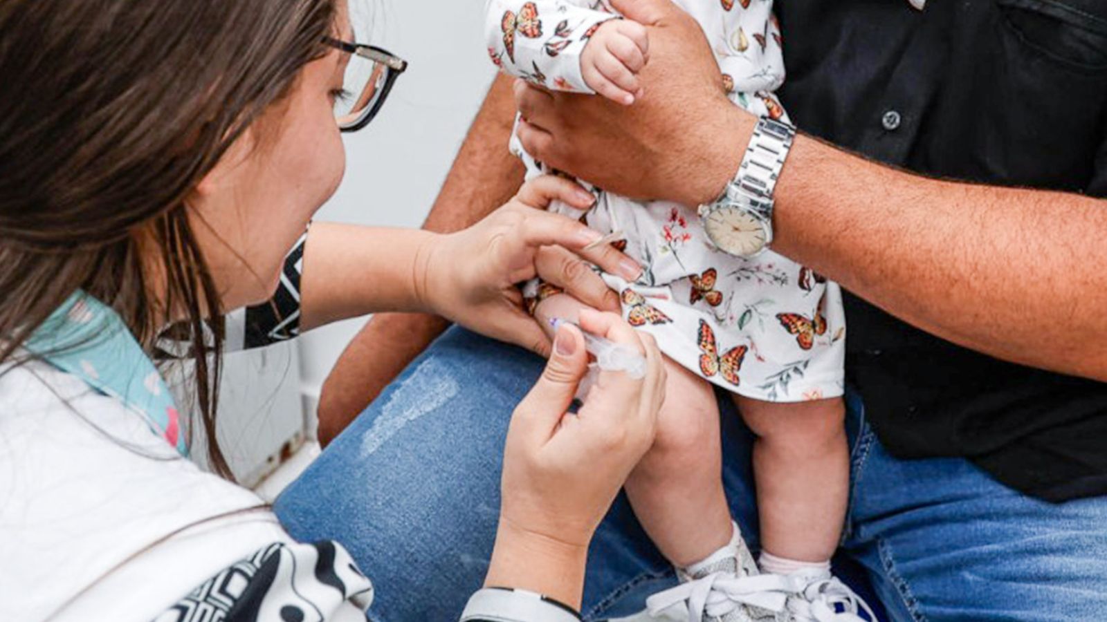 Neném tomando vacina