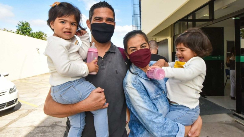 Camila Benedicto e sua família compareceram à UBS da Vila Hortolândia para atualizar as carteiras de vacinação (Foto: Prefeitura de Jundiaí)