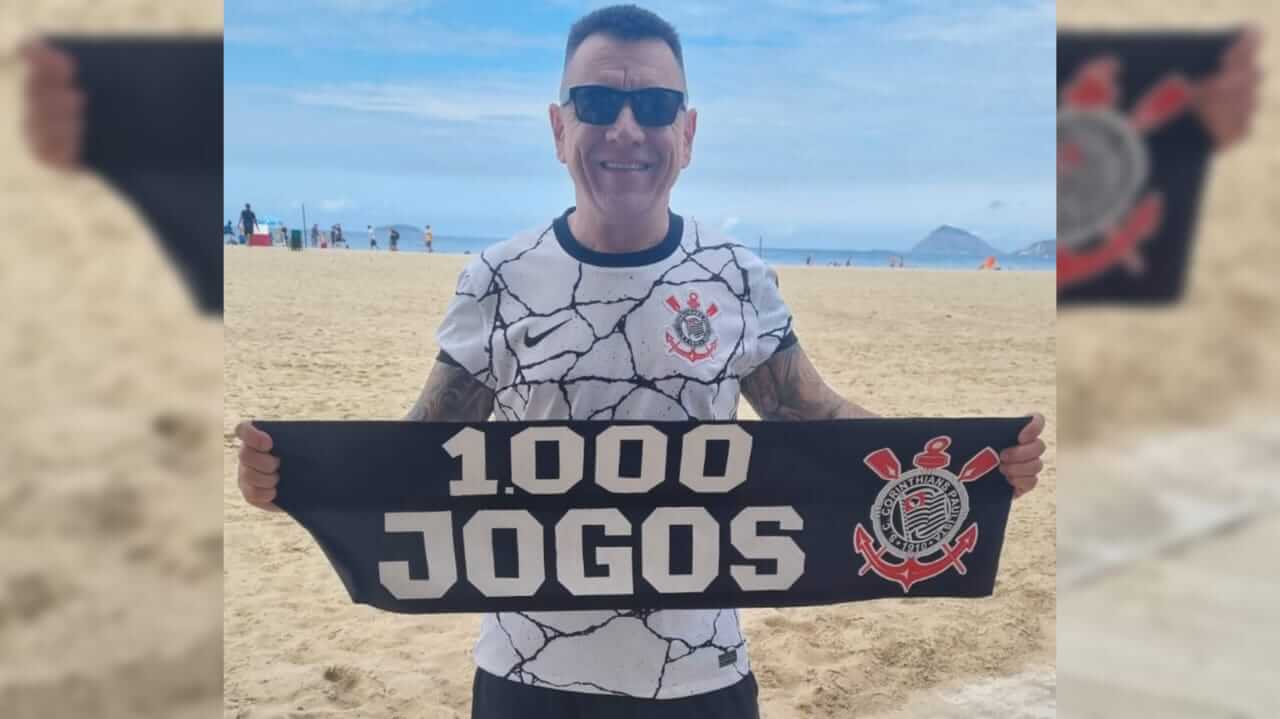 Homem com faixa do Corinthians