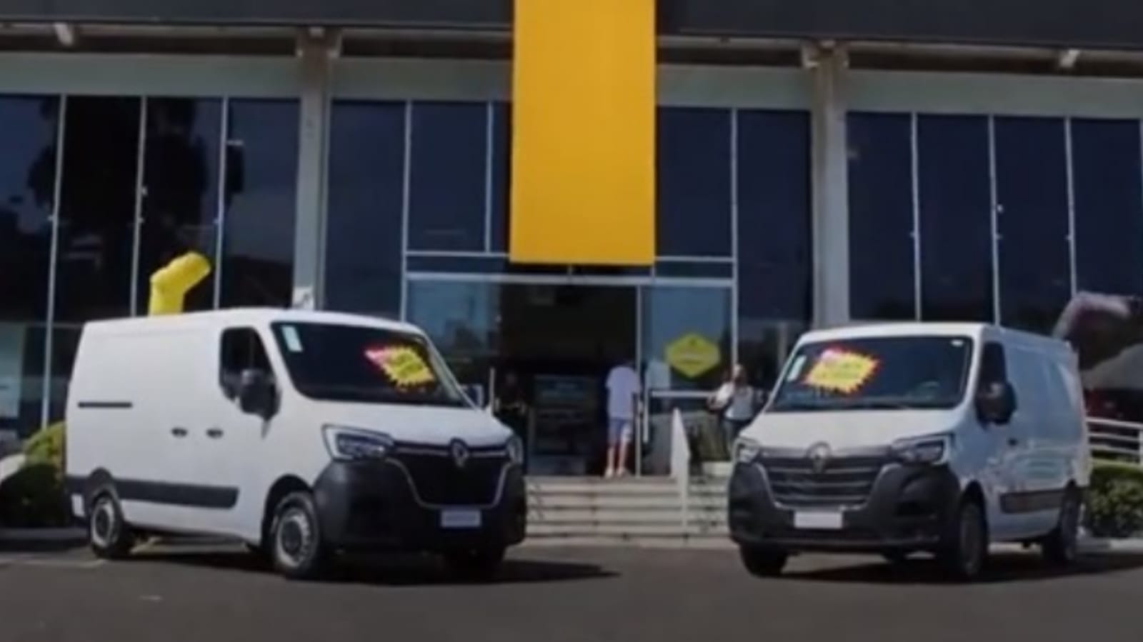 Vans em frente à Valec Jundiaí