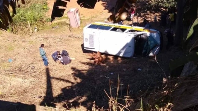 Van escolar com 19 crianças cai em barranco em Várzea Paulista
