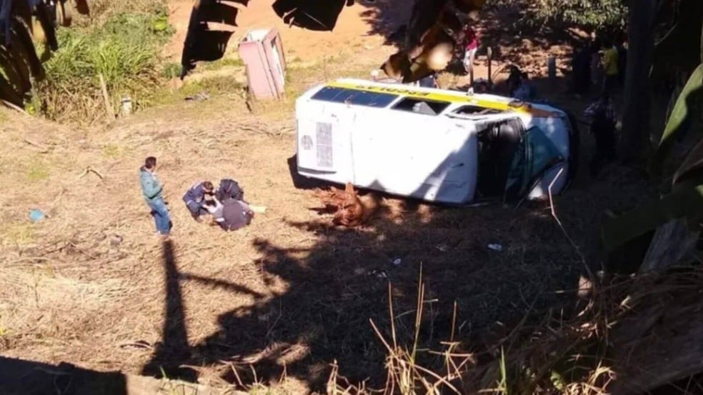 Van escolar com 19 crianças cai em barranco em Várzea Paulista