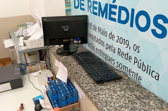 computador e remédios em uma sala de UBS