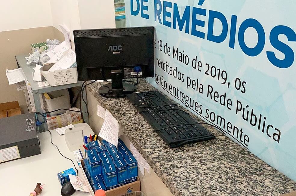 computador e remédios em uma sala de UBS computador e remédios em uma sala de UBS
