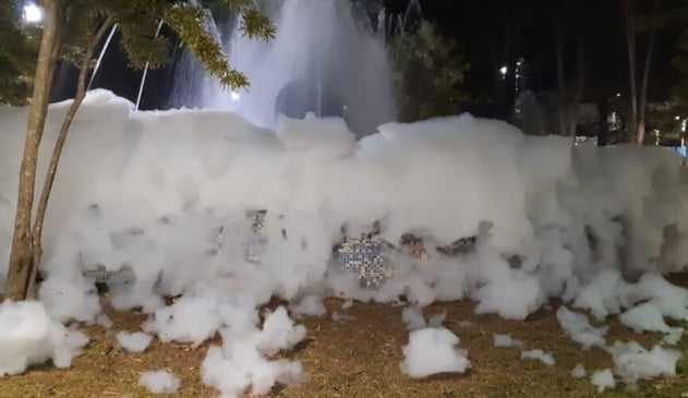 Vândalos jogam sabão em fonte de praça e local amanhece coberto por espuma
