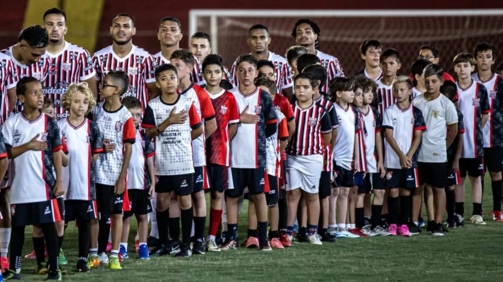 Jogadores do Paulista com crianças