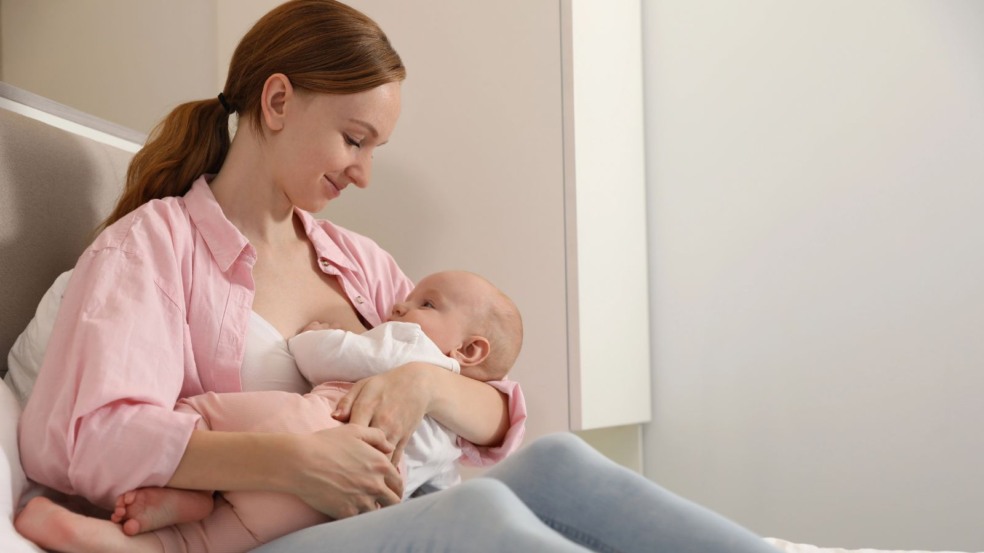 Mulher amamentando Mulher amamentando