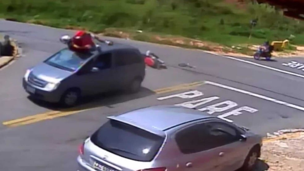Registro de acidente em Várzea Paulista - motociclista em cima de capô de carro