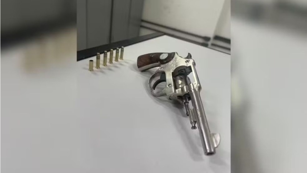 Revólver utilizado por jovem que ameaçou a mãe em Várzea Paulista