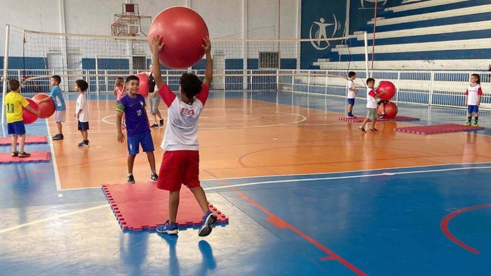 Crianças brincando em quadra de Várzea Paulista