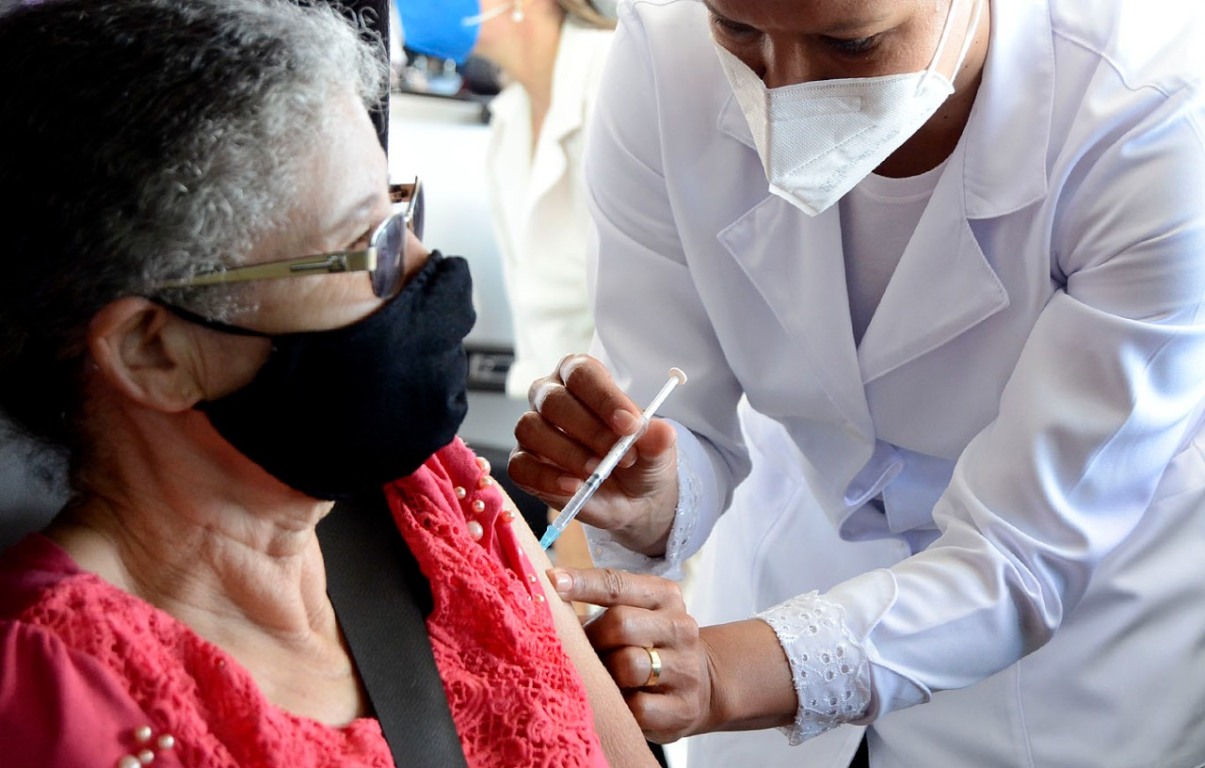 Idosa sendo vacinada contra Covid19 em Várzea Paulista