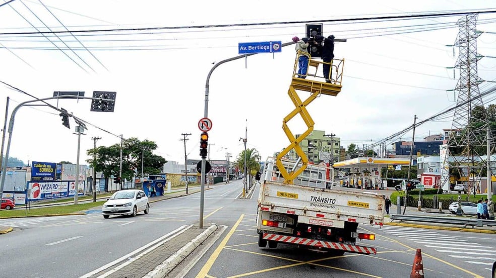 Semáforos na Av. Fernão Dias Paes Leme