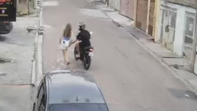 Várzea Paulista: câmeras flagram motociclista passando a mão em jovem na rua