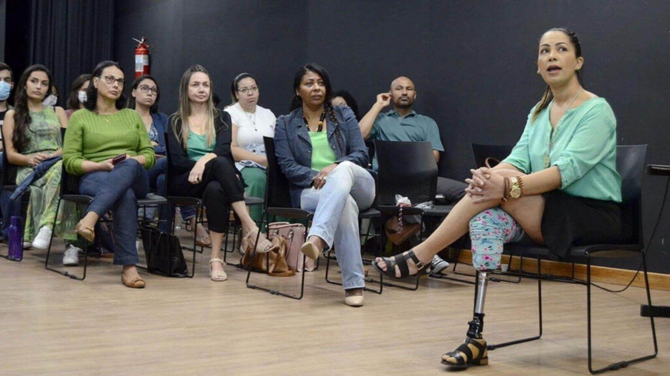 Prefeitura de Várzea Paulista entrega cadeiras de rodas