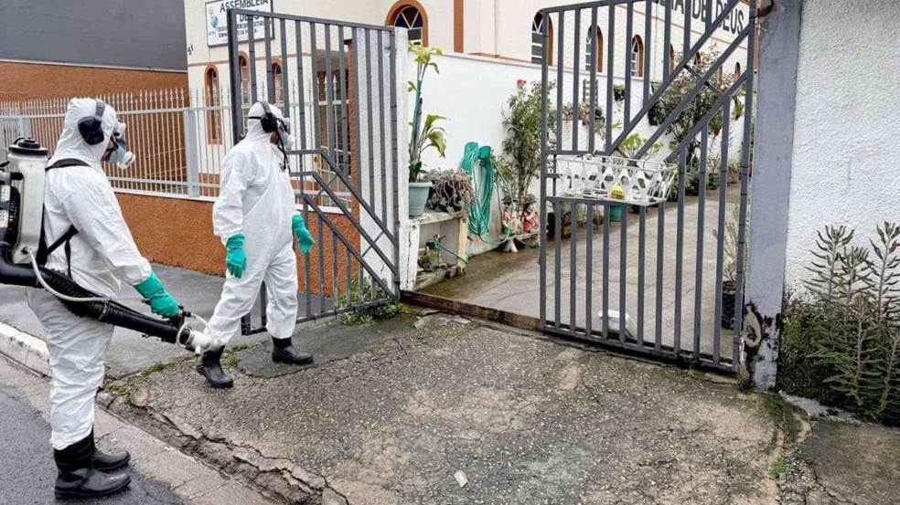 Agentes da saúde nebulizando casas do Jardim Promeca