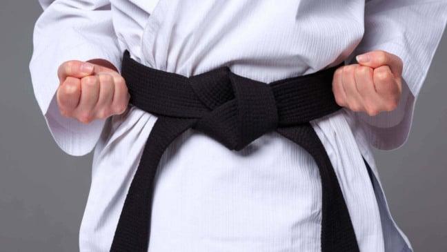 Criança com roupa de karatê