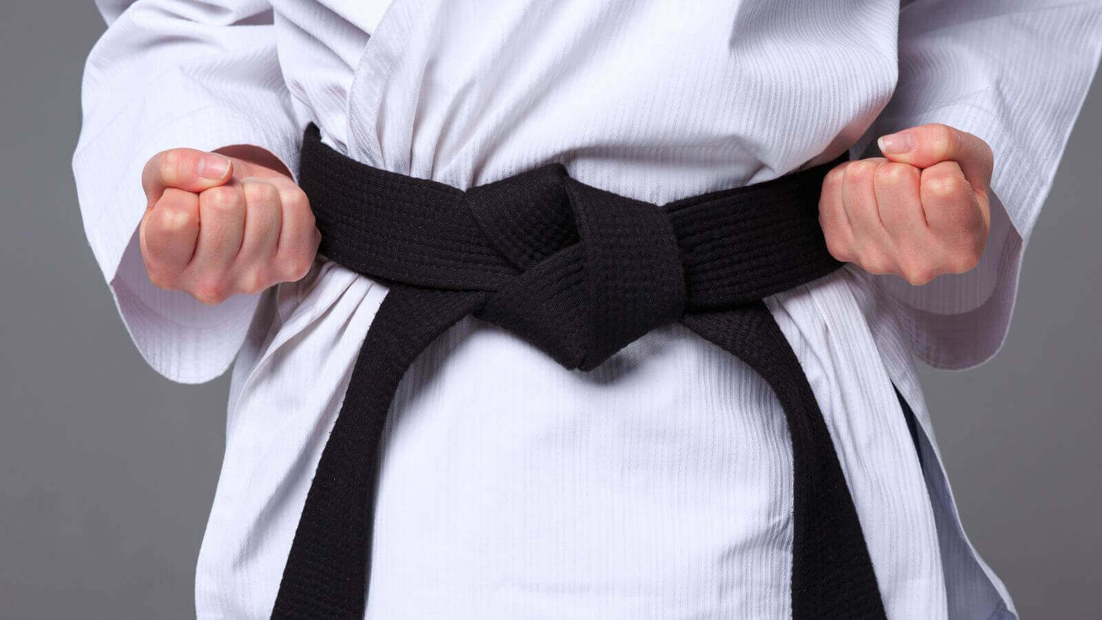 Criança com roupa de karatê