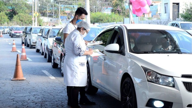 Profissionais da saúde atendendo vacinação em drive-thru, em Várzea Paulista