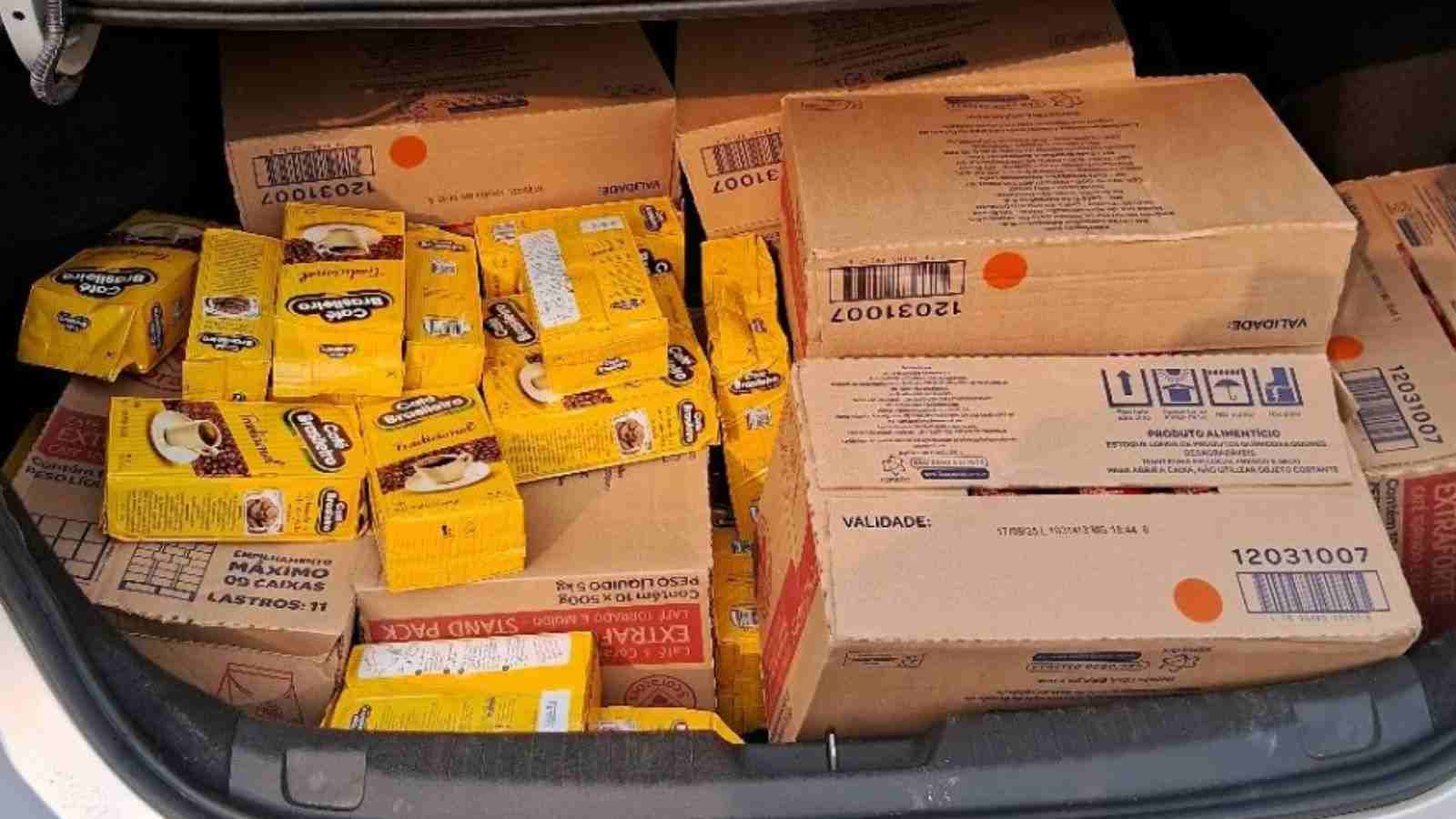 Porta-malas de veículo clonado carregado de pacotes de café roubado.