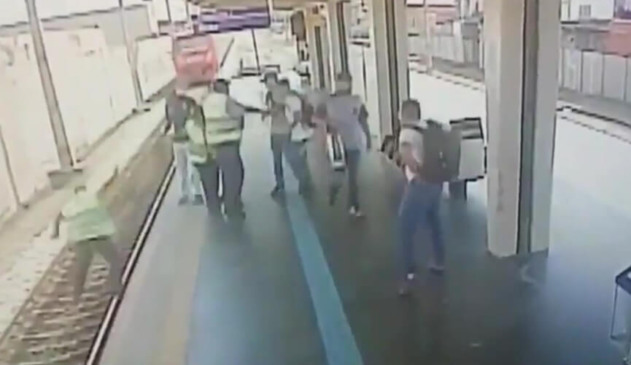 Vendedores ambulantes empurram segurança da CPTM nos trilhos