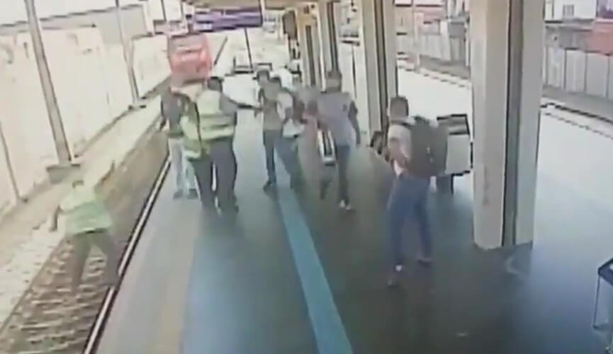 Vendedores ambulantes empurram segurança da CPTM nos trilhos