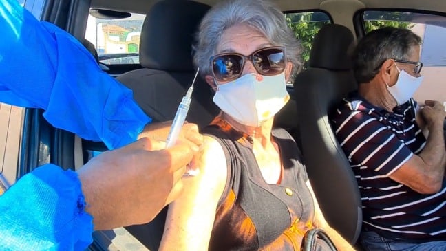 Dona Verci, do Grendacc, recebe em Jarinu a primeira dose da vacina