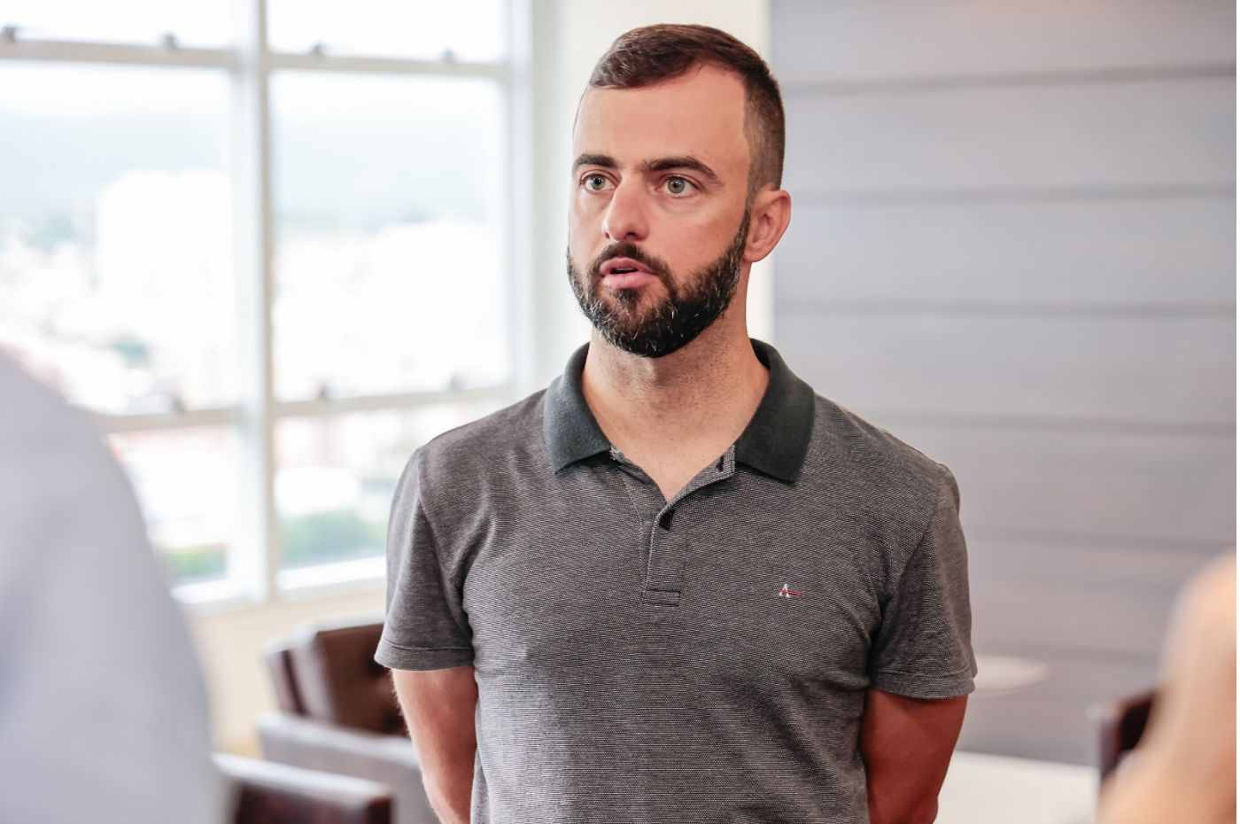 Vereador Juninho Adilson em reunião sobre a Copa Mazza de Ciclismo em Jundiaí, destacando apoio ao evento esportivo.