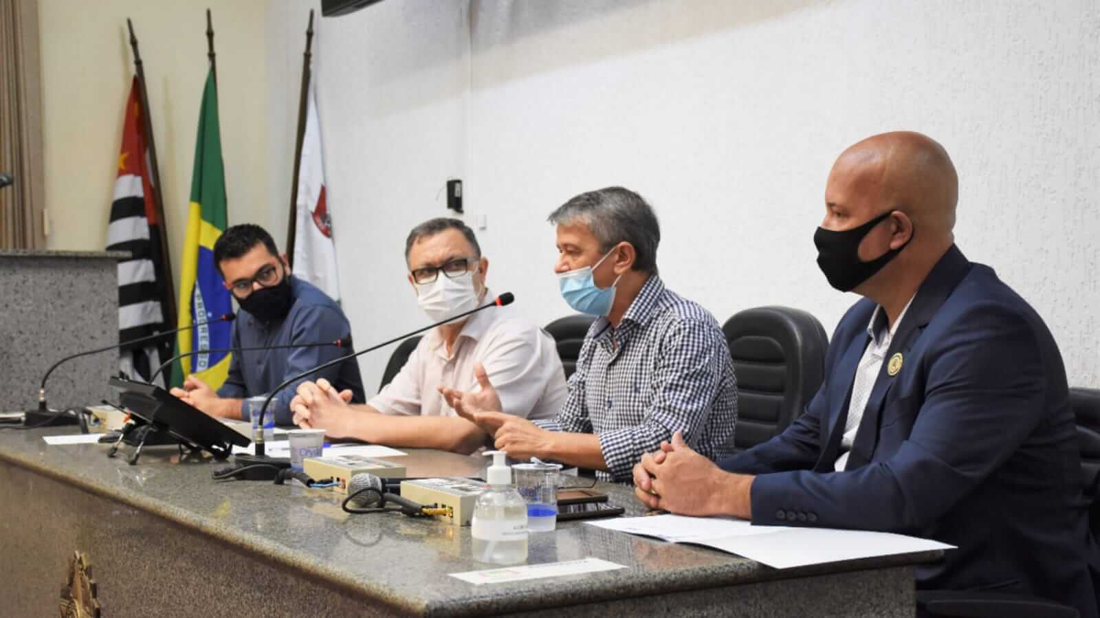 Vereadores de Jundiaí em mesa