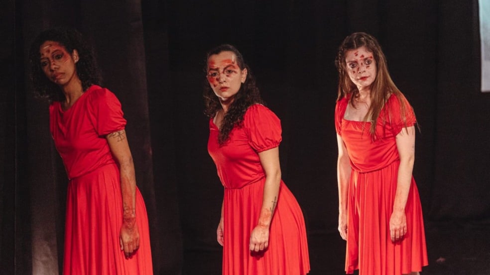 Apresentada na Sala Glória Rocha, em Jundiaí, a peça traz histórias reais de abusos, construindo uma narrativa que expõe os perigos dos crimes virtuais