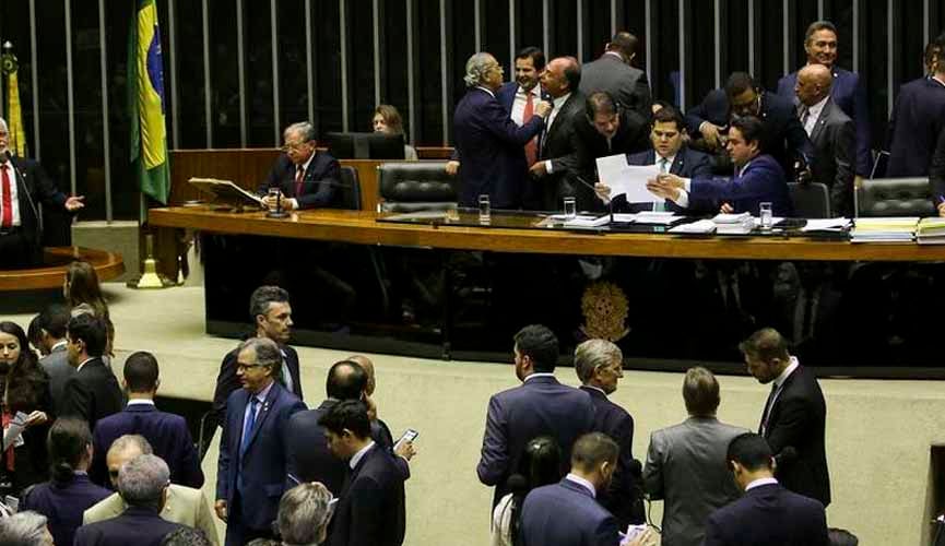 Veto de Bolsonaro cai e fake news dá até 8 anos de cadeia no Brasil