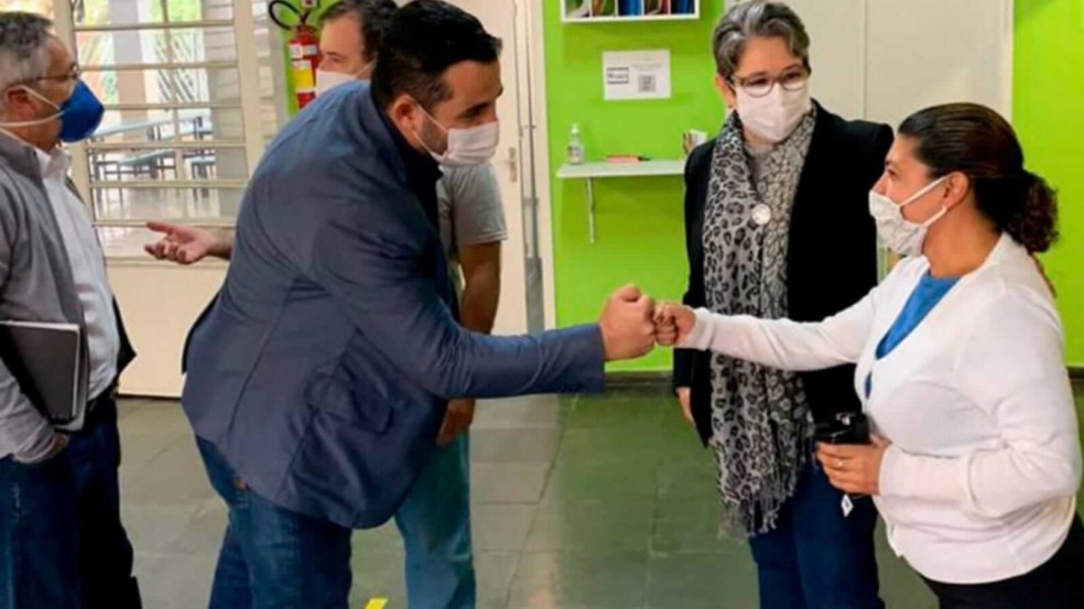 Gustavo Martinelli cumprimentando educadora