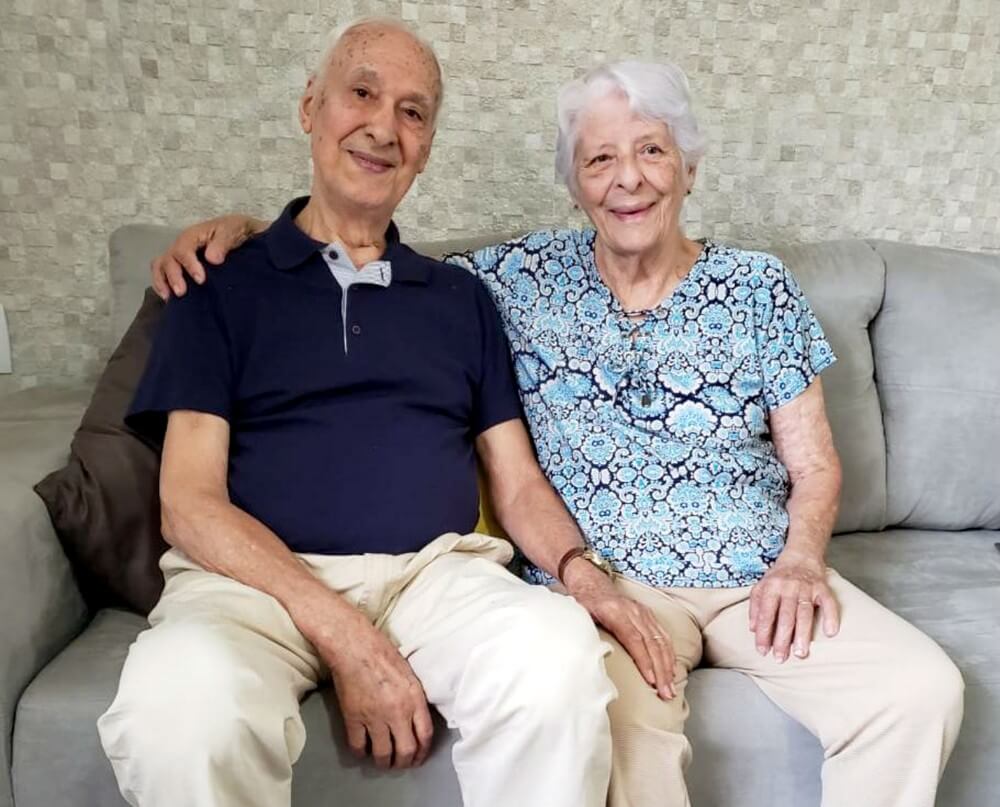 Vídeo de idoso que entrega flores para esposa cantando viraliza na internet 