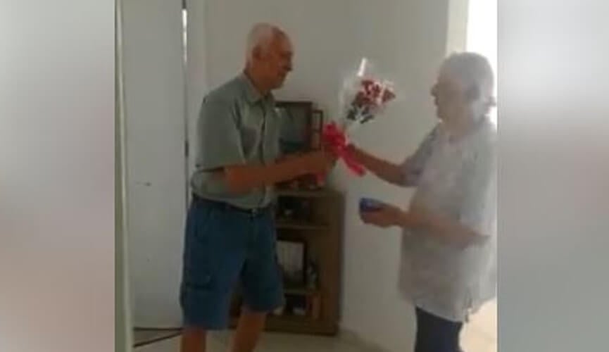 Entrega flores para esposa