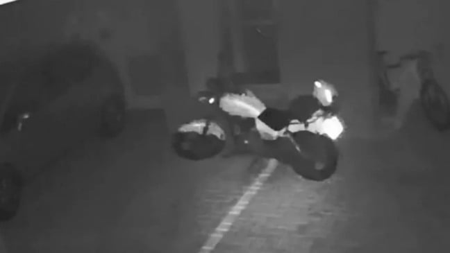 Vídeo de segurança de estacionamento, com moto e carro