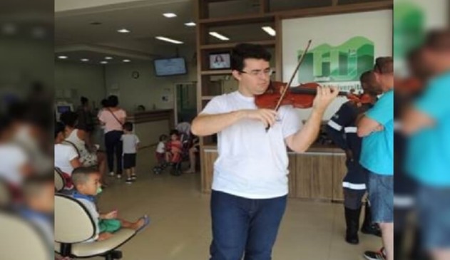 Violinista toca músicas para pacientes do Hospital Universitário