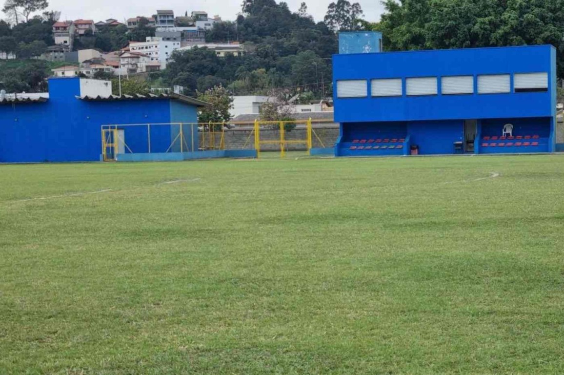 Visitação ao campo do CECE Dal Santo foi feita para conferir as condições do gramado. Foto: Prefeitura de Jundiaí