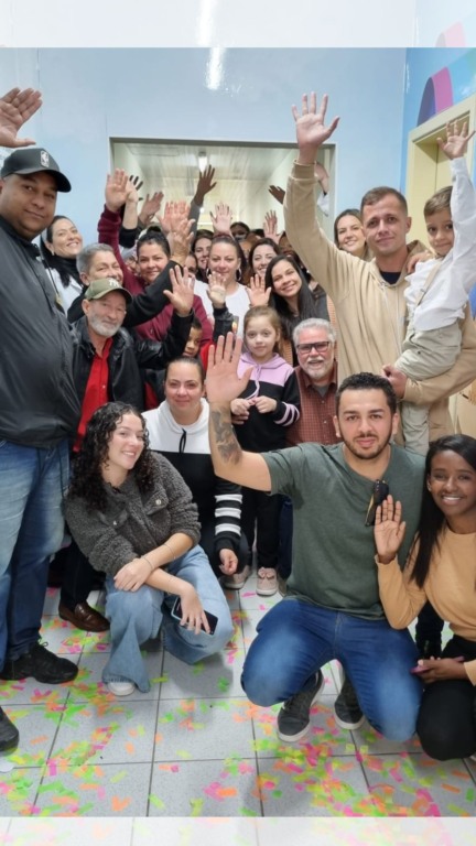 Oliver, de 5 anos, toca o sino no Grendacc em Jundiaí