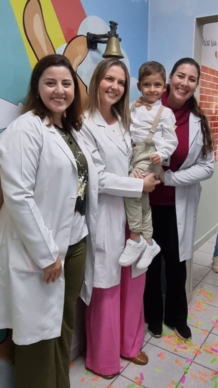 Oliver, de 5 anos, toca o sino no Grendacc em Jundiaí