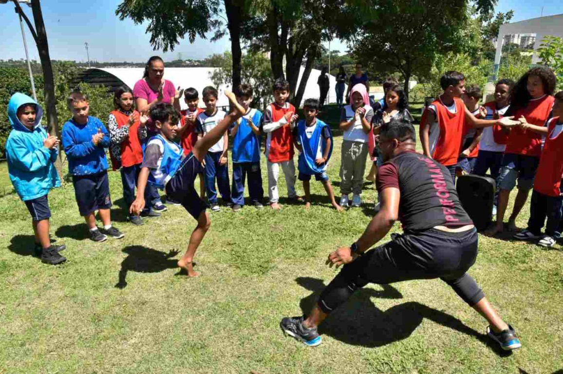 Vivência com capoeira marca programação do Mês da Consciência Negra na Emeb Anézio