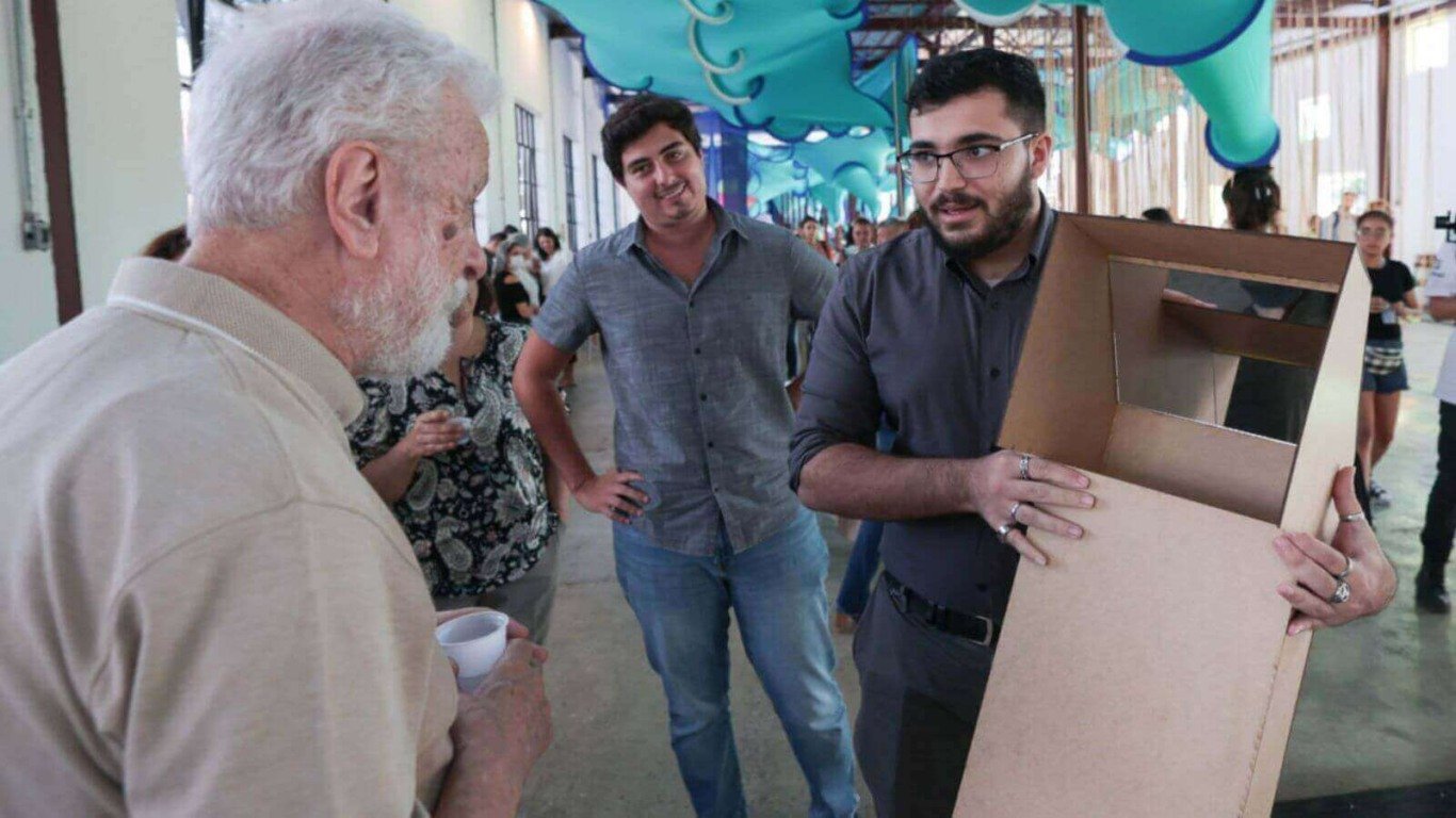 Periscópio foi apresentado ao pedagogo Francesco Tonucci durante sua visita á Fábrica das Infâncias Japy