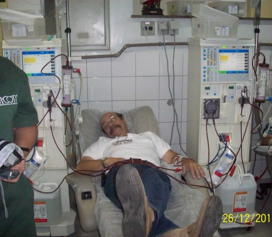 Homem fazendo hemodiálise